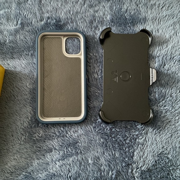Otter Box IPhone 11 Case and Clip - Picture 5 of 5